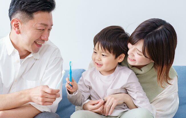 歯みがきをする家族