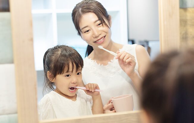 歯みがきをする親子