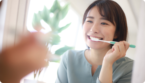 歯みがきをしている女性