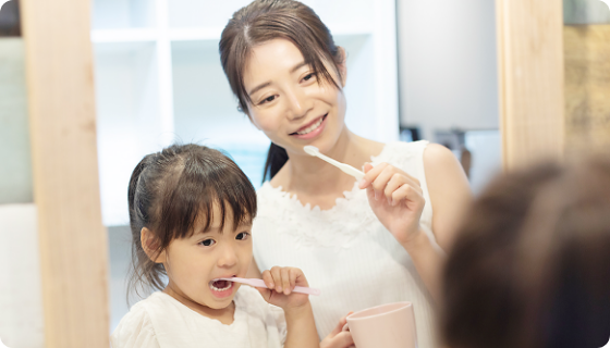 歯みがきをしている親子