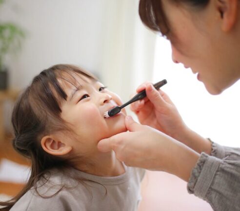 子どもの仕上げ磨きのコツを歯科医が解説